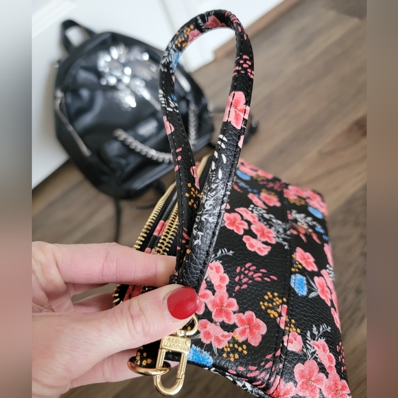 🌸 STEVE MADDEN WRISTLET + VICTORIAS SECRET MINI SEQUIN BACKPACK BUNDLE - Picture 12 of 12